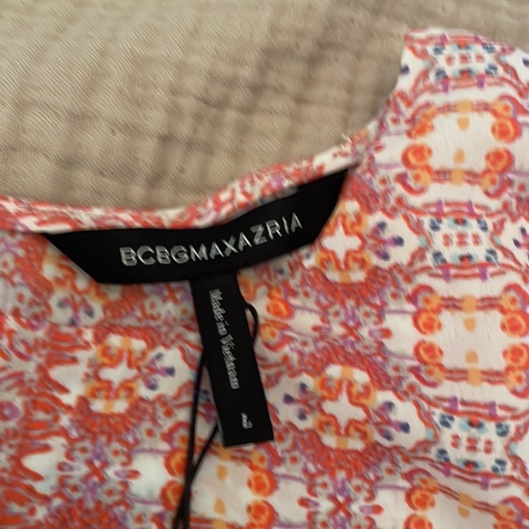 🪷 BCBG floral faux wrap blouse. Large. Silky feel and so flattering! NWT! - Picture 6 of 9